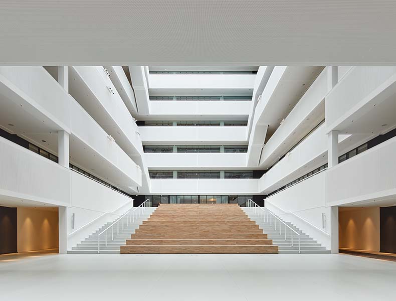 sitzstufen_treppe_foyer_handlauf_bueroeinrichtungen_rosink_objekteinrichtungen_nordhorn01